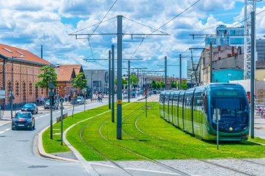 Bordeaux, Fransa, 14 Mayıs 2017: Merkezi, Bordeaux, Frangı geçen bir tramvay görünümünü