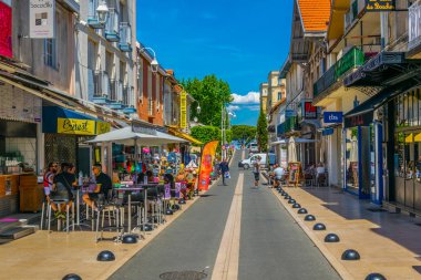 Arcachon, Fransa, 15 Mayıs 2017: Arcachon, Frangı tarihi merkezi dar bir sokakta görünümünü