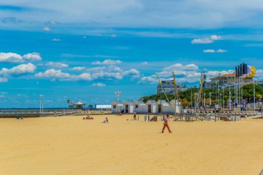 Arcachon, Fransa, 15 Mayıs 2017: İnsanlar güneşli bir gün Arcachon, Frangı bir kumlu plajda tadını çıkarıyor