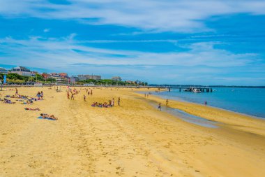 Arcachon, Fransa, 15 Mayıs 2017: İnsanlar güneşli bir gün Arcachon, Frangı bir kumlu plajda tadını çıkarıyor