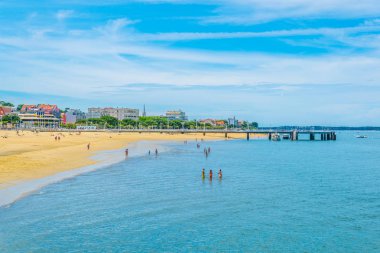 Arcachon, Fransa, 15 Mayıs 2017: İnsanlar güneşli bir gün Arcachon, Frangı bir kumlu plajda tadını çıkarıyor