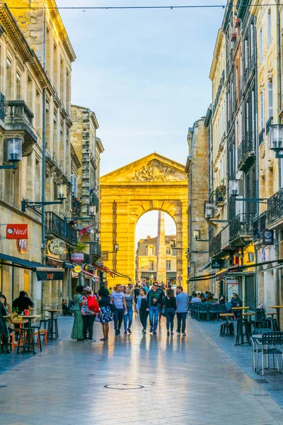 Burdeos Francia Mayo 2017 Una Calle Estrecha Que Conduce Porte —  Fotos de Stock