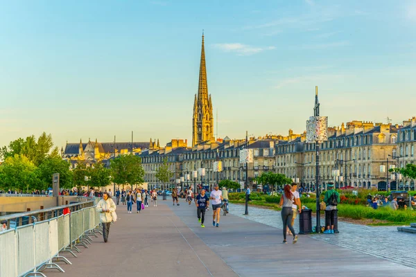 Francia Mayo 2017 Gente Está Disfrutando Día Soleado Paseo Marítimo —  Fotos de Stock