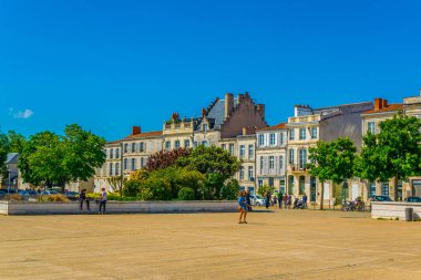 La Rochelle, Fransa, 13 Mayıs 2017: İnsanlar Place Du Verdun La Rochelle'deki Frangı üzerinde yürüyor