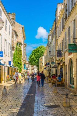 La Rochelle, Fransa, 13 Mayıs 2017: dar sokak içinde tarihi merkezi La Rochelle, Frangı görünümünü