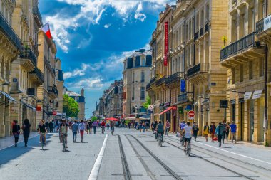 Bordeaux, Fransa, 14 Mayıs 2017: Bordeaux, Frangı tarihi merkezi dar bir sokakta görünümünü