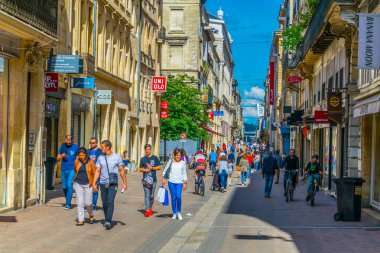 Bordeaux, Fransa, 14 Mayıs 2017: Bordeaux, Frangı tarihi merkezi dar bir sokakta görünümünü