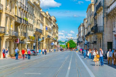Bordeaux, Fransa, 14 Mayıs 2017: Bordeaux, Frangı tarihi merkezi dar bir sokakta görünümünü