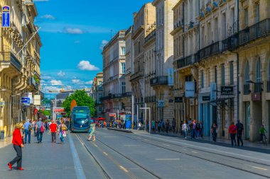 Bordeaux, Fransa, 14 Mayıs 2017: Bordeaux, Frangı tarihi merkezi dar bir sokakta görünümünü