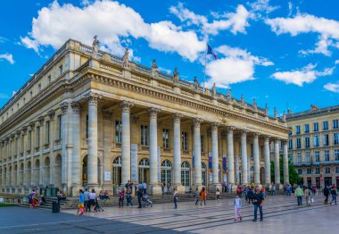 Bordeaux, Fransa, 14 Mayıs 2017: İnsanlar Bordeaux, Frangı Ulusal opera önünde yürüyor