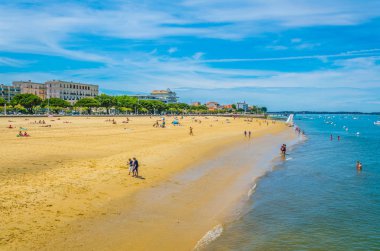 Arcachon, Fransa, 15 Mayıs 2017: İnsanlar güneşli bir gün Arcachon, Frangı bir kumlu plajda tadını çıkarıyor
