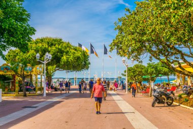 Arcachon, Fransa, 15 Mayıs 2017: Arcachon, Frangı tarihi merkezi bir plaj yol açan ana yaya sokak