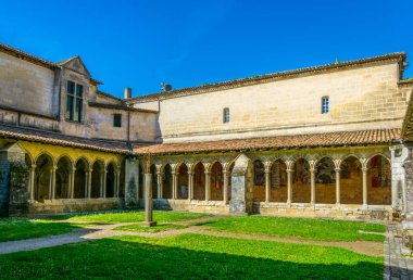 Saint Emilion, Fransa, 16 Mayıs 2017: Bir veranda Saint Emilion, Frangı meslekdaşlar kilisede içinde görünümünü