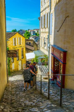 Emilion, Fransa, 16 Mayıs 2017 aziz: Turist ile Saint Emilion Frangı içinde dar bir sokakta geziniyor