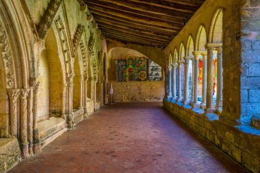 Saint Emilion, Fransa, 16 Mayıs 2017: Bir veranda Saint Emilion, Frangı meslekdaşlar kilisede içinde görünümünü