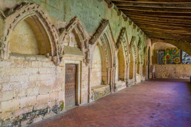 Saint Emilion, Fransa, 16 Mayıs 2017: Bir veranda Saint Emilion, Frangı meslekdaşlar kilisede içinde görünümünü