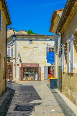 Emilion, Fransa, 16 Mayıs 2017 aziz: Turist ile Saint Emilion Frangı içinde dar bir sokakta geziniyor