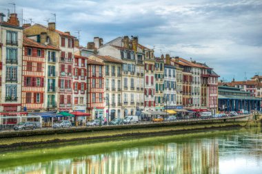 Bayonne, Fransa, 16 Mayıs 2017: Bayonne, Frangı akan Nive Riverside
