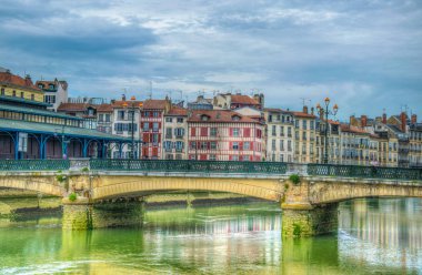 Bayonne, Fransa, 16 Mayıs 2017: Bayonne, Frangı akan Nive Riverside