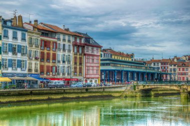 Bayonne, Fransa, 16 Mayıs 2017: Bayonne, Frangı akan Nive Riverside