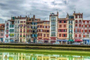 Bayonne, Fransa, 16 Mayıs 2017: Bayonne, Frangı akan Nive Riverside