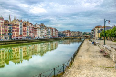 Bayonne, Fransa, 16 Mayıs 2017: Bayonne, Frangı akan Nive Riverside