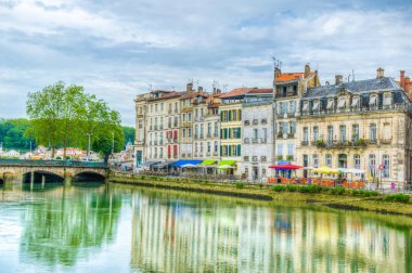 Bayonne, Fransa, 16 Mayıs 2017: Bayonne, Frangı akan Nive Riverside