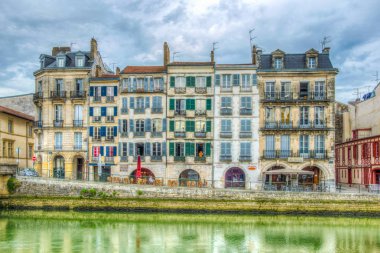 Bayonne, Fransa, 16 Mayıs 2017: Bayonne, Frangı akan Nive Riverside
