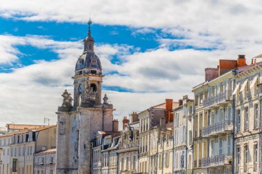 La Rochelle, Fransa, 12 Mayıs 2017: Cephe eski evler La Rochelle, Frangı