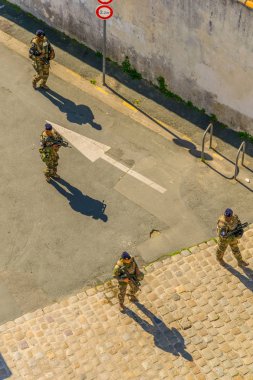 La Rochelle, Fransa, 12 Mayıs 2017: La Rochelle, Frangı sokaklarda askerlerin havadan görünümü