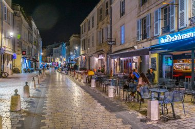 La Rochelle, Fransa, 12 Mayıs 2017: Dar sokak içinde tarihi merkezi La Rochelle, Frangı gece görünümü