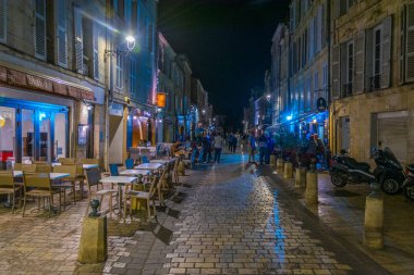 La Rochelle, Fransa, 12 Mayıs 2017: Dar sokak içinde tarihi merkezi La Rochelle, Frangı gece görünümü