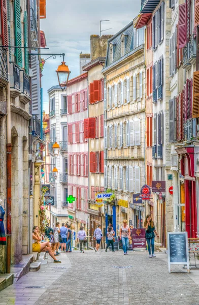 Bayonne Francia Mayo 2017 Personas Una Calle Estrecha Centro Histórico —  Fotos de Stock