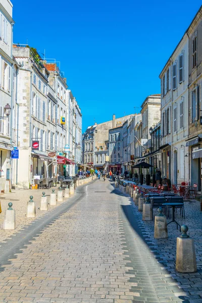 ラロシェル、フランスの歴史的中心部の狭い通りのラ ・ ロシェル、フランス、2017 年 5 月 12 日: ビュー — ストック写真