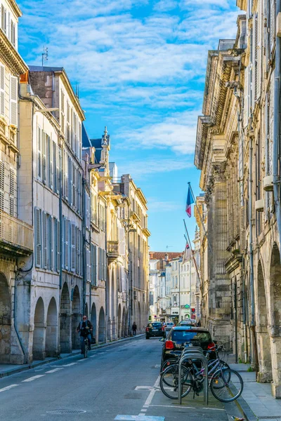 La Rochelle, Fransa, 12 Mayıs 2017: dar sokak içinde tarihi merkezi La Rochelle, Frangı görünümünü
