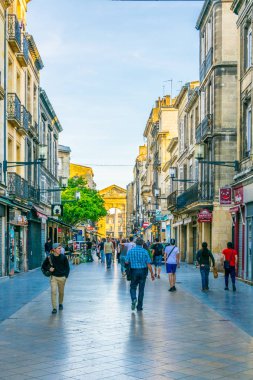 Bordeaux, Fransa, 14 Mayıs 2017: Bordeaux, Frangı tarihi merkezi dar bir sokakta görünümünü