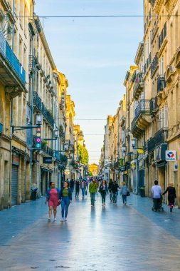 Bordeaux, Fransa, 14 Mayıs 2017: Bordeaux, Frangı tarihi merkezi dar bir sokakta görünümünü