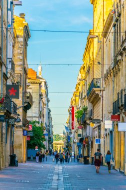 Bordeaux, Fransa, 14 Mayıs 2017: Bordeaux, Frangı tarihi merkezi dar bir sokakta görünümünü