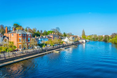 River Dee Chester, Englan yanında konut evler görünümünü