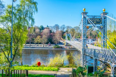 River Dee Chester, Englan üzerinde asılı köprü