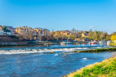 River Dee Chester, Englan yanında konut evler görünümünü