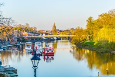 River Dee Chester, Englan yanında konut evler görünümünü