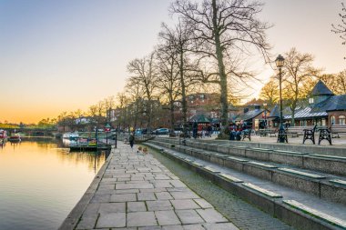 Dee Chester, Englan nehir kıyısındaki gezinti görünümünü