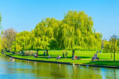 Avon Stratford upon Avon, Englan içinde nehir kıyısındaki gezinti görünümünü