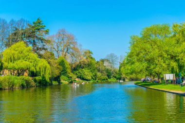 Avon Stratford upon Avon, Englan içinde nehir kıyısındaki gezinti görünümünü