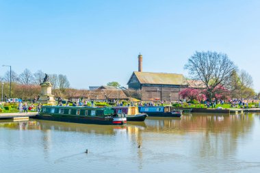 Avon Stratford upon Avon, Englan içinde nehir kıyısındaki gezinti görünümünü