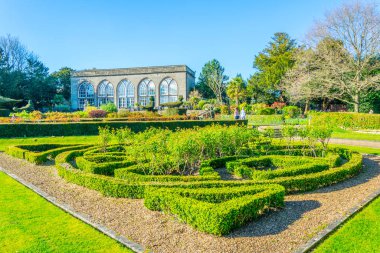 Bir bahçe içinde Warwick castle gerekçesiyle, Englan görünümünü
