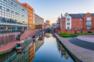 Bir su kanalı merkezi Birmingham, Englan yanında tuğla binaların gün batımı görünümü