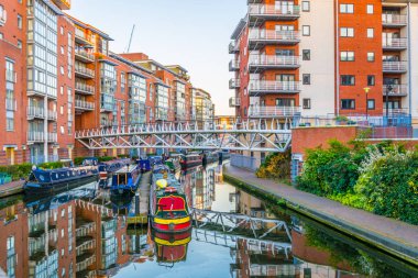 Bir su kanalı merkezi Birmingham, Englan yanında tuğla binaların gün batımı görünümü