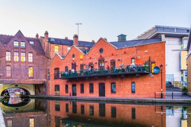 Bir su kanalı merkezi Birmingham, Englan yanında tuğla binaların gün batımı görünümü
